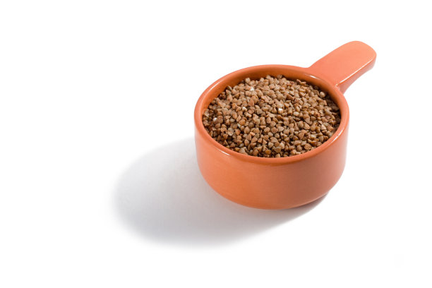白色背景上的陶土碗里放着一份生荞麦图片下载