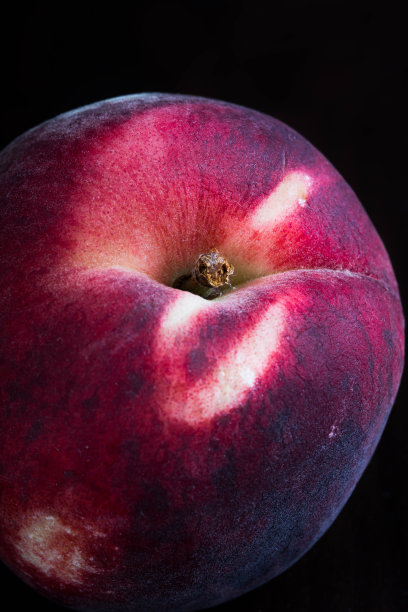 深色背景下成熟的桃子图片下载