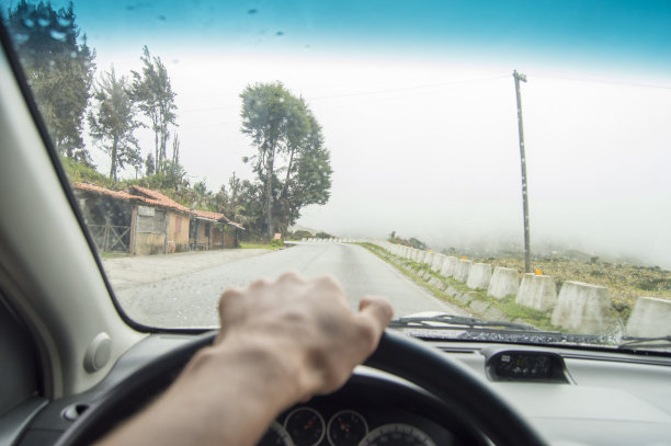 去车站，进入大雾中图片下载