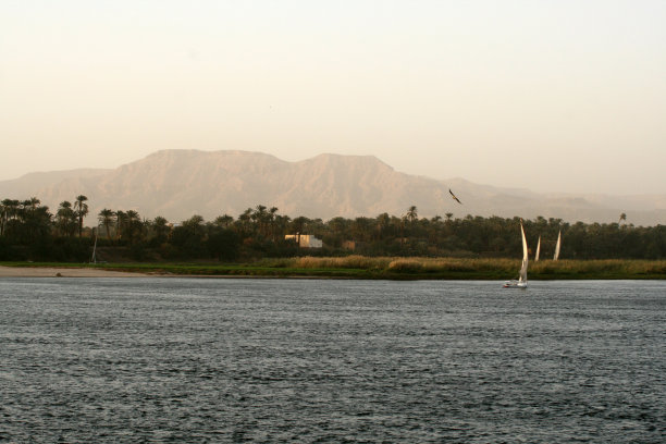 在尼罗河上乘坐传统帆船航行图片下载