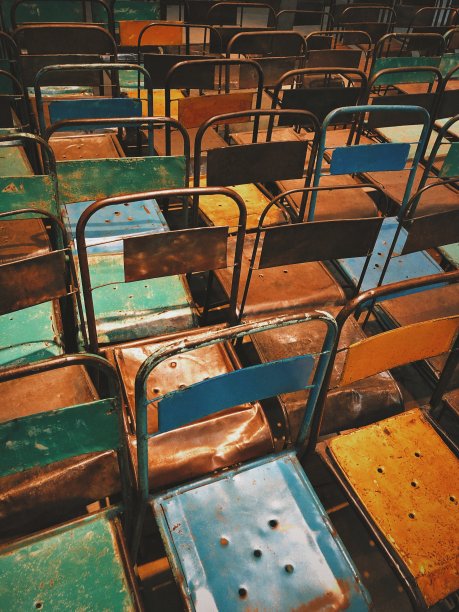 旧茶厂里的古董椅子图片下载