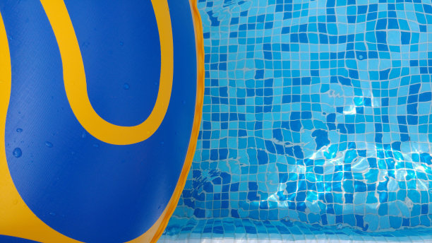 救生圈救援在泳池水中游泳图片下载