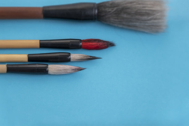 4个中国笔刷在蓝色背景上。为文本复制空间。图片下载