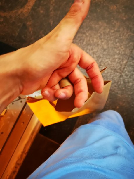 手里拿着包图片下载