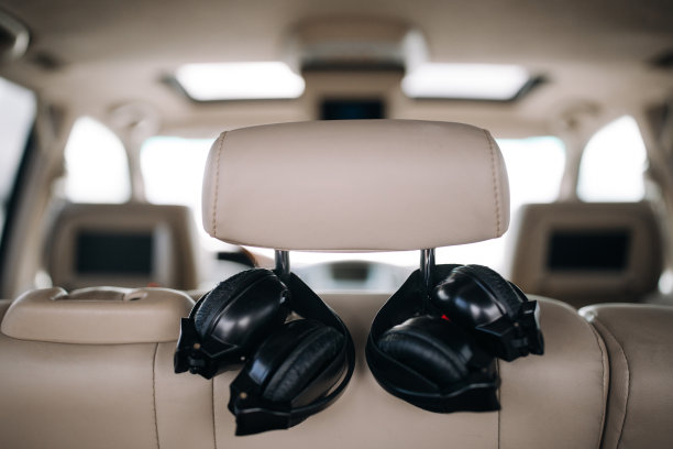 豪华轿车后排的音频耳机图片下载