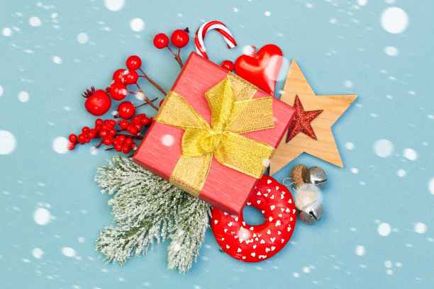 圣诞节的概念。圣诞作文用冬青浆果，礼物用雪图片下载