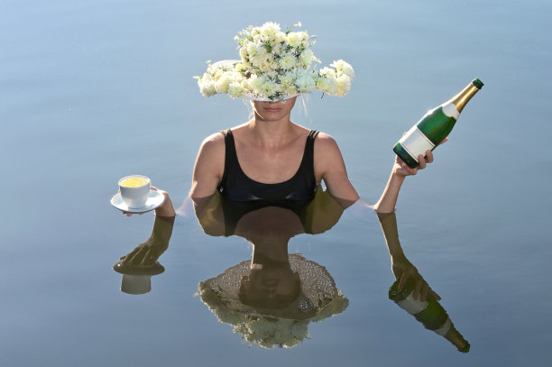 年轻女子端上一杯咖啡和香槟图片下载