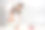 一名一岁的男孩或女孩将参与拍照。女人为摄影师准备背景，节日装饰。为你的一岁生日做准备。图片下载