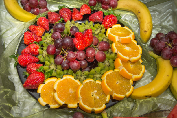 盛上葡萄柚、橘子、草莓和香蕉图片下载