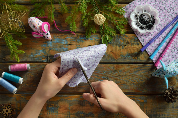 制作毛毡鼠标，2020年的象征。新年快乐。用自己的双手缝制玩具。儿童DIY概念。假日的手工艺品。步骤2。裁剪玩具的所有细节。图片下载