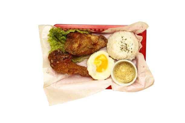 炸鸡，煎蛋，米饭，肉汁和生菜在一个篮子盘孤立在白色的背景图片下载