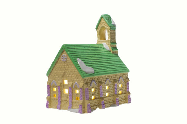 孩子们在白色背景上的小房子。一种石膏制品，用丙烯酸颜料涂成乡村房屋的形式图片下载