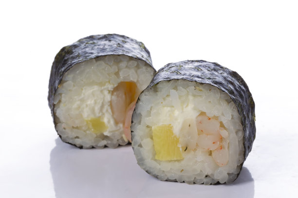 寿司卷日本食物孤立在白色的背景。日本餐厅菜单。两个寿司和鱼从海上vodrosleigh特写图片下载