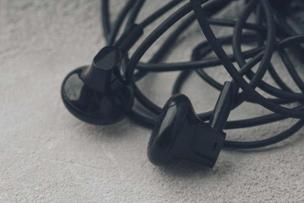 在CConcrete背景上纠结耳机的特写图片下载