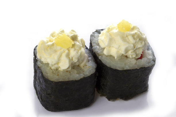 寿司卷日本食物孤立在白色的背景。日本餐厅的菜单。两份寿司配蔬菜费城奶酪菠萝特写图片下载