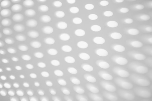 阳光明媚的阳光下，白色墙壁上圆形和几何形状的阴影。阴影叠加效果的照片。图片下载