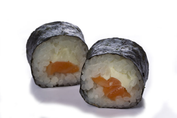 寿司卷日本食物孤立在白色的背景。日本餐厅菜单。两个寿司和鱼从海上vodrosleigh特写图片下载