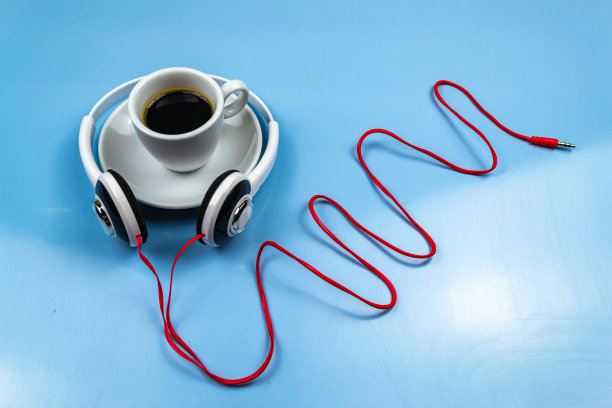 一杯咖啡和白色耳机图片下载