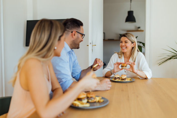 三个朋友一起吃饭的照片。图片下载