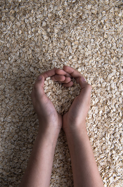 手捧着心形的燕麦片图片下载