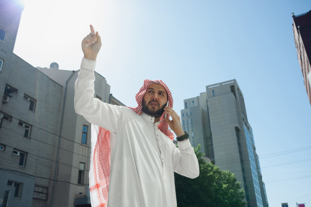 富有的阿拉伯男人在城市购买房地产图片下载