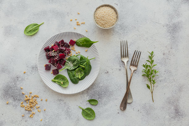 健康早餐，煮甜菜根，菠菜叶，松子和芝麻。图片下载