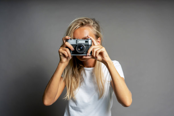 带着老式相机的女摄影师图片下载
