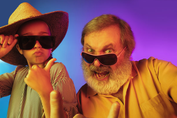 老人，爷爷和女儿，孙女一起玩。快乐长者生活概念图片下载