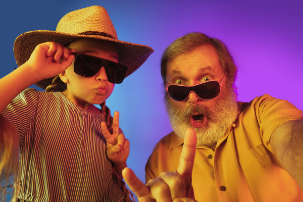 老人，爷爷和女儿，孙女一起玩。快乐长者生活概念图片下载