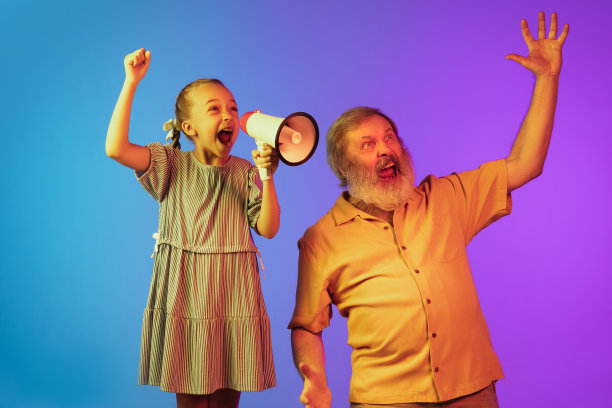 老人，爷爷和女儿，孙女一起玩。快乐长者生活概念图片下载