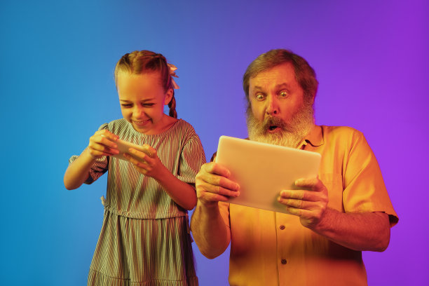 老人，爷爷和女儿，孙女一起玩。快乐长者生活概念图片下载