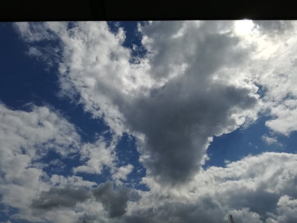 蓝天背景与云彩和太阳反射。夏天的白天阳光灿烂。股票图片说明。图片下载