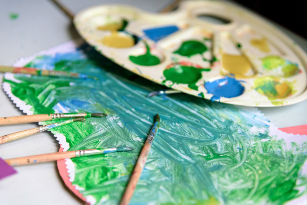 特写水彩调色板和画笔图片下载