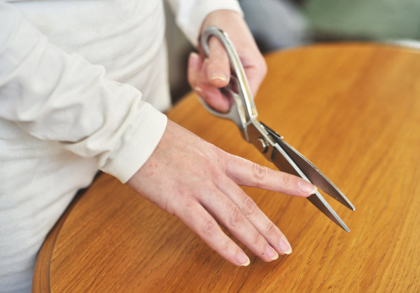 手里拿着大剪刀的女人。修指甲、业务图片下载