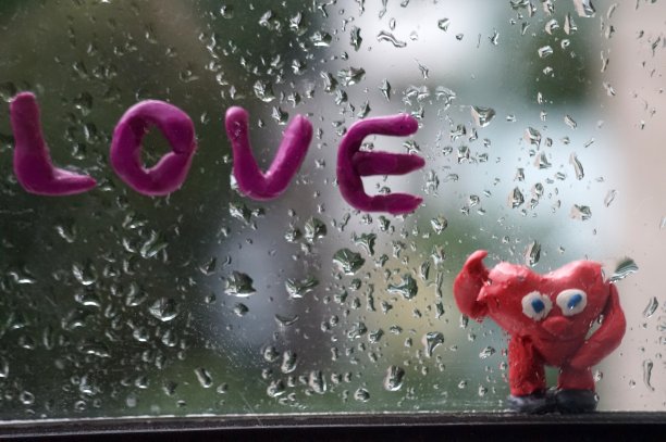 窗户上的“爱”字。图片下载