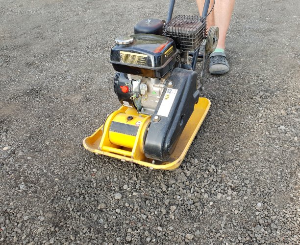 工人使用振动板图片下载