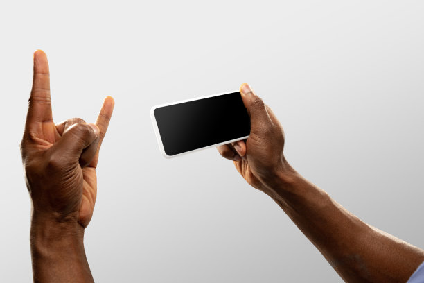 在在线观看世界各地流行的体育比赛和锦标赛时，男性的手拿着智能手机和空白屏幕。Copyspace广告图片下载