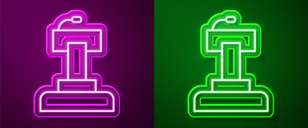 发光的霓虹灯线讲台或辩论台，讲台图标孤立在紫色和绿色的背景上。论坛会议上演讲。向量图片下载