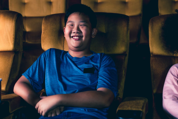 两个孩子玩得很开心，喜欢看电影图片下载