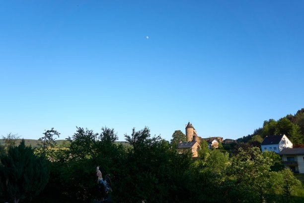 德国艾菲尔的风景照片与贝特达城堡在春天。图片下载