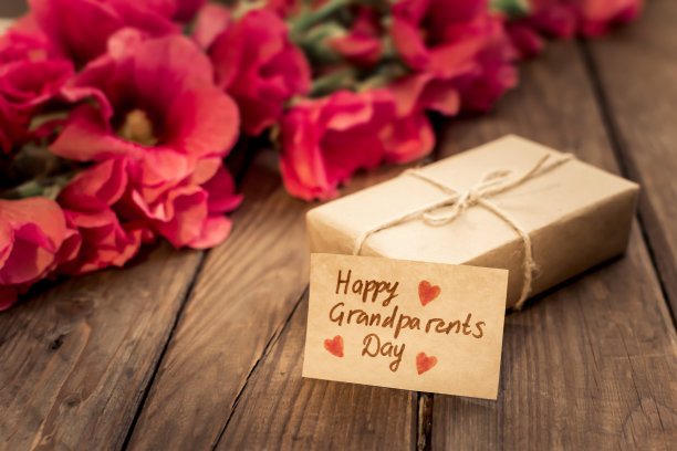 可爱的卡片与红色的鲜花，礼盒和工艺标签。图片下载