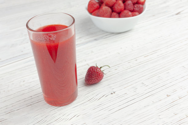 草莓鸡尾酒，一个草莓白盘子和草莓图片下载