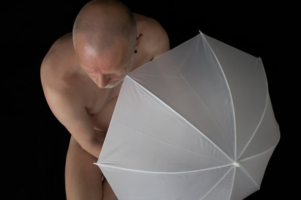 拿着白伞的男人图片下载