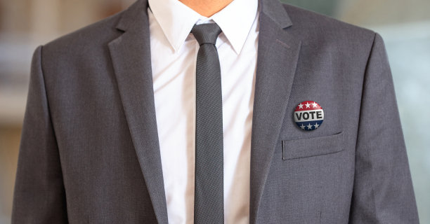 背景模糊的西装男图片下载