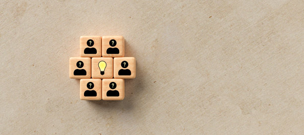 立方体显示一个头脑风暴会议- 3d插图图片下载