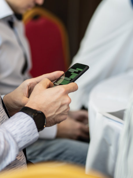 一个在会议中使用手机的男人图片下载