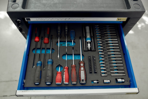 为了解决。近距离拍摄的一套可调金属工具，用于汽车修理的盒子。带有棘轮手柄和插座的汽车修理套件。轿车服务、维修、保养理念图片下载