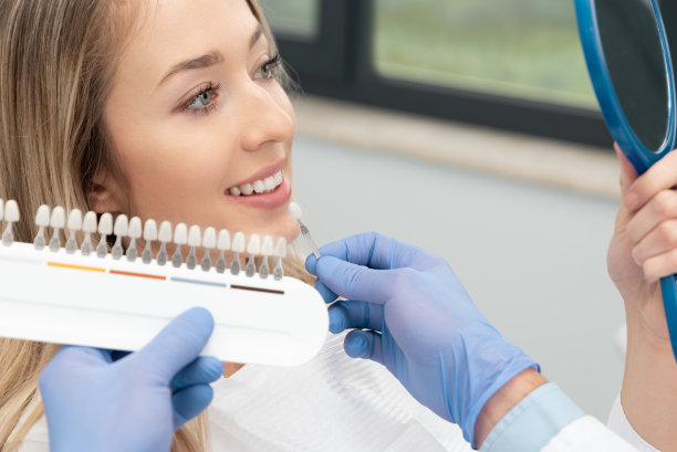 口腔诊所的年轻美女图片下载