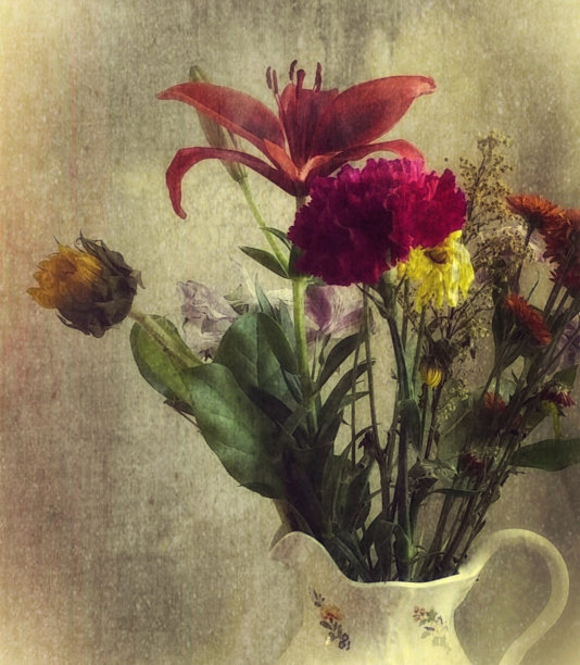古董花瓶里五颜六色的花的艺术照片。图片下载