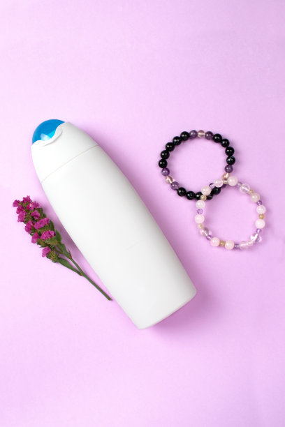 化妆管模拟孤立在粉红色的背景。乳液护肤瓶模板。美丽的概念。图片下载